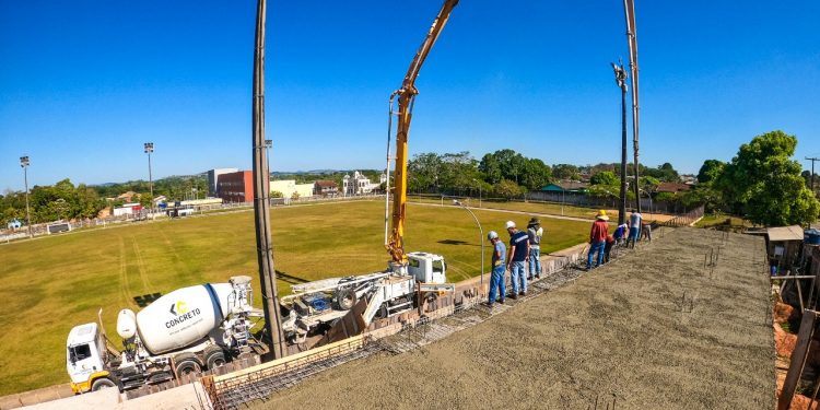 Prefeitura realiza a segunda etapa de concretagem da arquibancada do estádio Leal Chapelão
