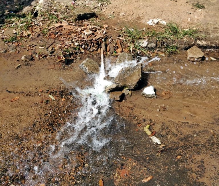 Moradores da rua Belo Horizonte no setor 05, registram vazamento de água tratada na rua