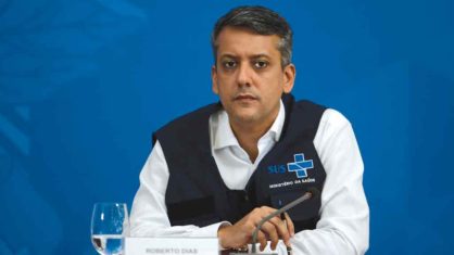 Mensagens mostram negociação informal de ex-diretor da Saúde e vendedora de vacinas