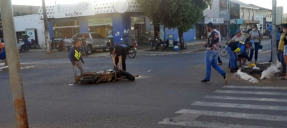 Motocicleta e pick-up se chocam em cruzamento da Dom Pedro I com Padre Adolpho Rohl, em Jaru, RO