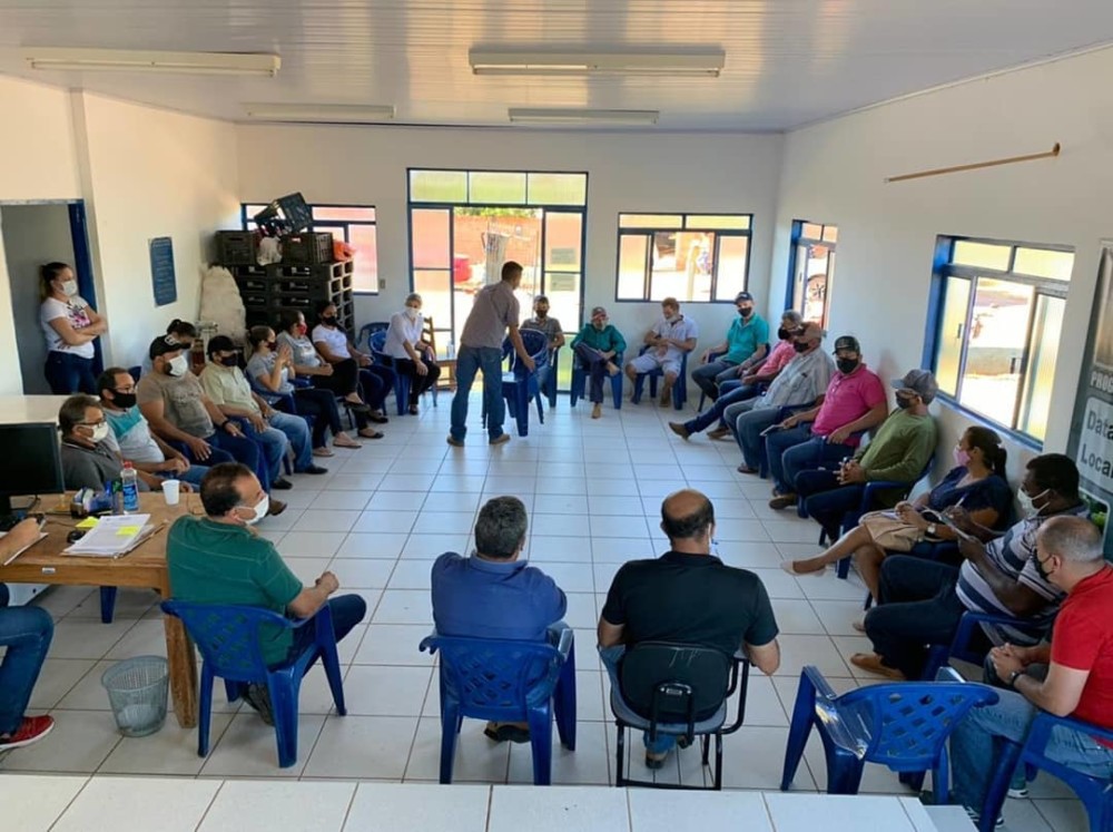 Prefeito de Alvorada, RO Vanderlei Tecchio se reúne com associações rurais para discutir regularizações