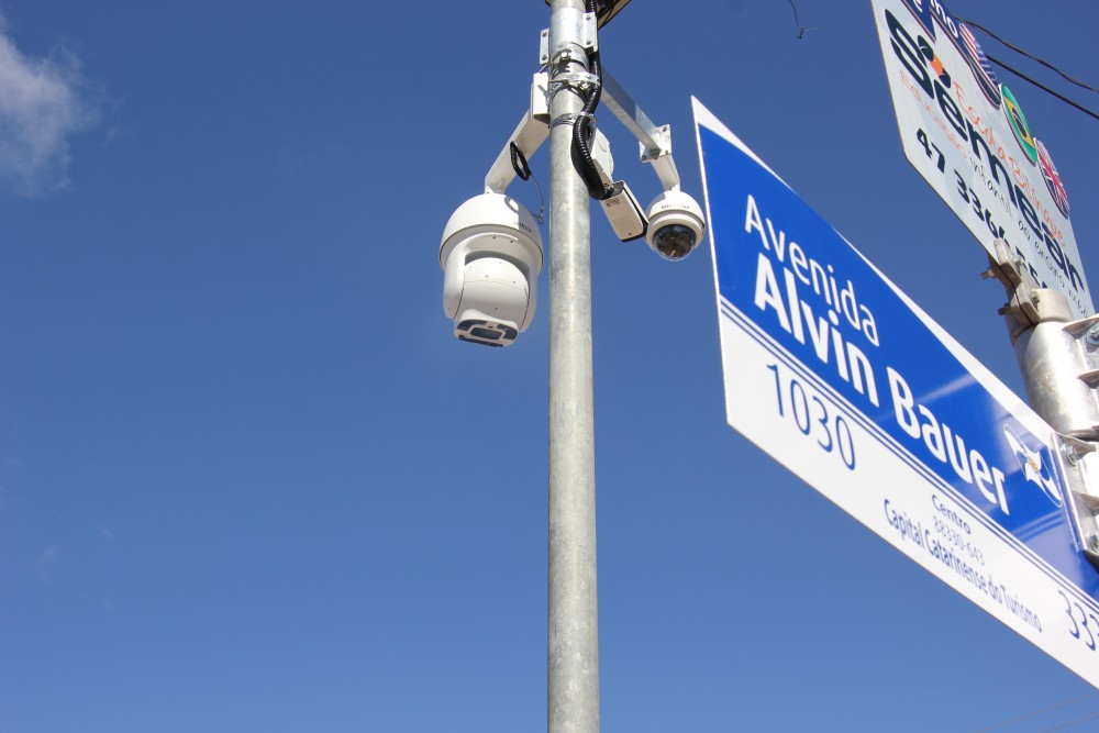 Morador flagra por videomonitoramento casal fazendo sexo na varada de casa, em Jaru, RO