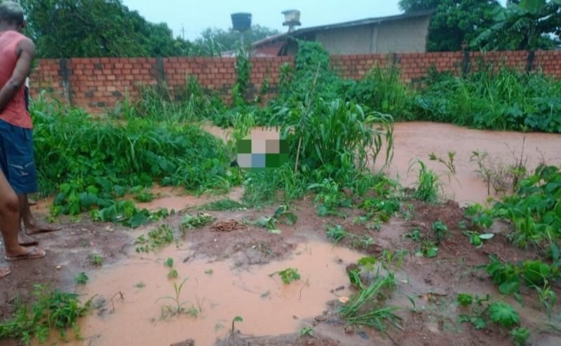 Mulher é encontrada morta em terreno baldio no bairro Centenário em Rolim de Moura, RO