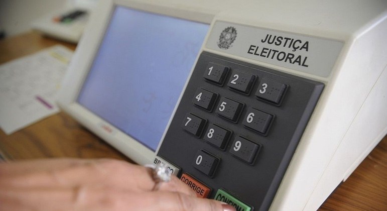 Lula tem 35% de intenções de voto e Bolsonaro, 33%, mostra pesquisa; petista venceria no 2º turno