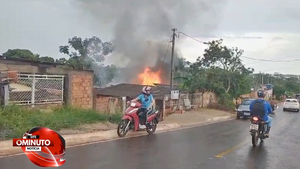 Veja o vídeo de residência consumida por incêndio no Vista Alegre em Cacoal, RO