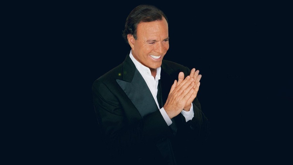 Julio Iglesias é detido em aeroporto por conteúdo suspeito na bagagem