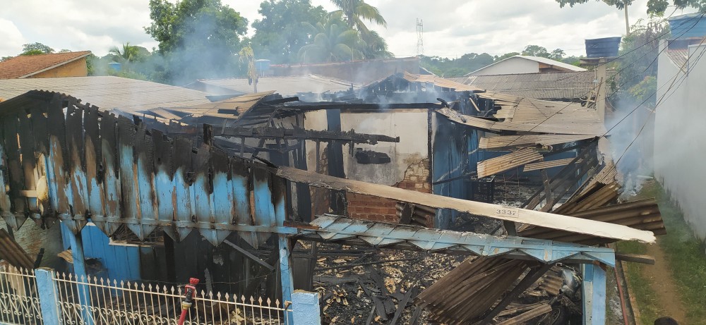 Duas crianças de 4 e 5 anos, morrem carbonizadas em incêndio de casa de madeira em Ariquemes, RO