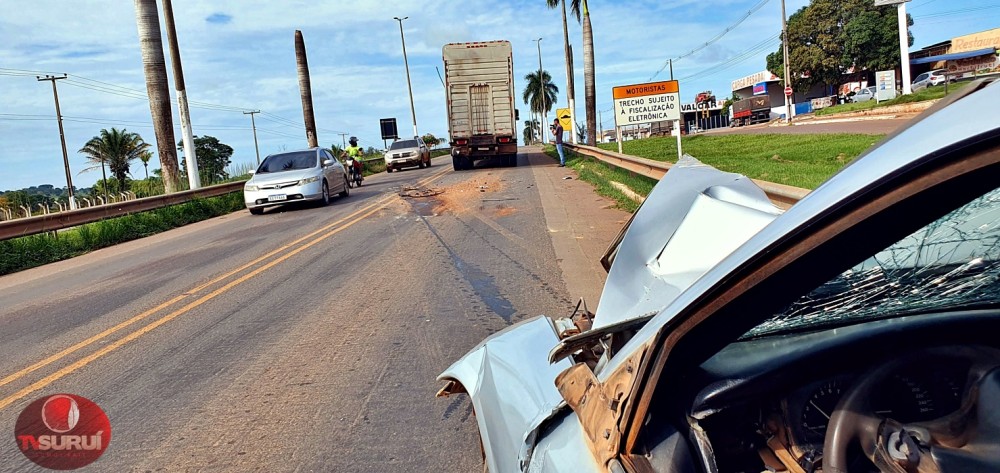 Três pessoas ficam feridas em colisão de automóvel com caminhão na BR-364 em Cacoal, RO