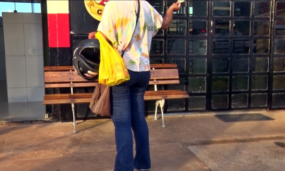 Mulher embriagada é presa conduzindo moto em Cacoal, RO