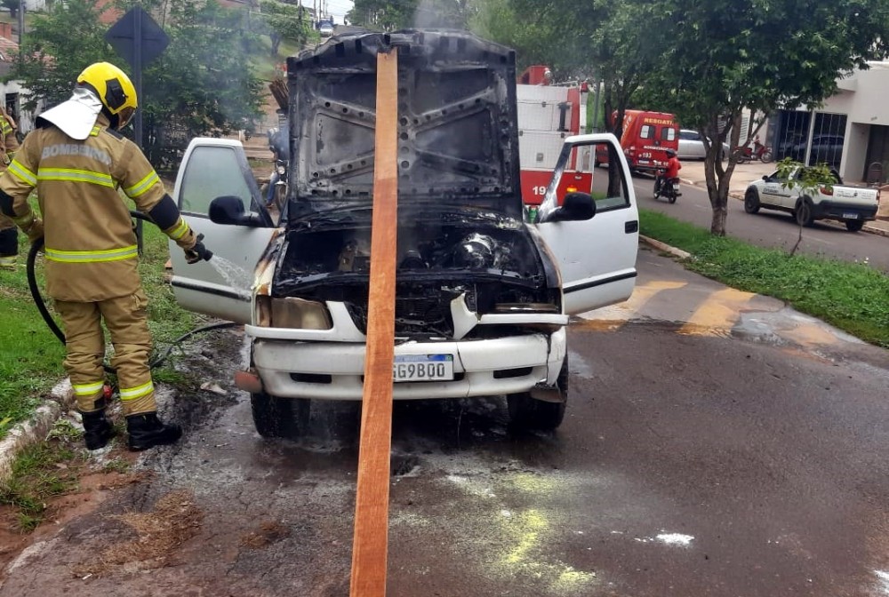 Caminhoneta pega fogo após pane elétrica na avenida 2 de Junho em Cacoal, RO