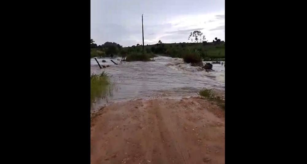 Córrego transborda no Travessão da Linha 136 em Presidente Médici; veja o vídeo
