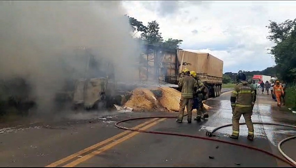 Incêndio consome caminhão carregado de soja na BR-364, em Jaru, RO