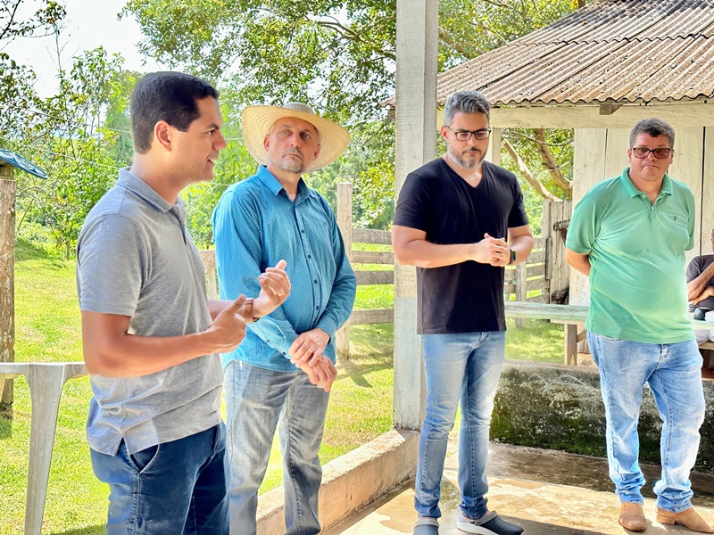 Deputados Cássio Gois e Thiago Flores caminham juntos em intensa agenda em Espigão D'Oeste