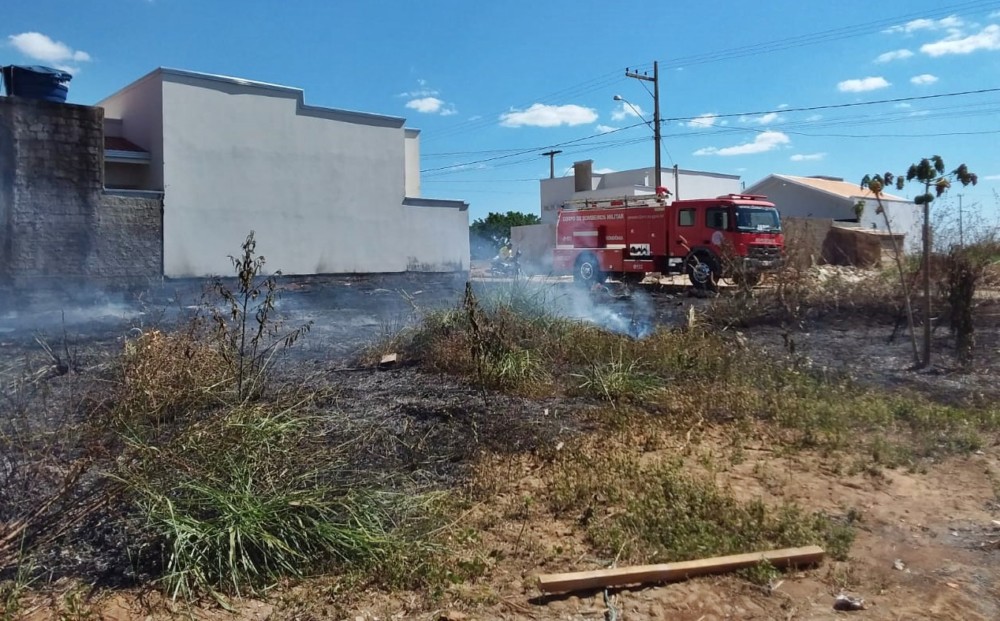 Fogo em terreno baldio, atinge duas casas no Savana Park, em Jaru, RO