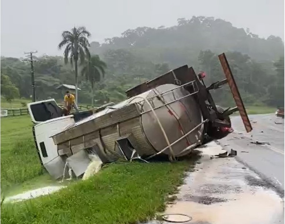 Caminhão-tanque tomba na curva da Ceplac, na BR-364, em Ouro Preto do Oeste, RO