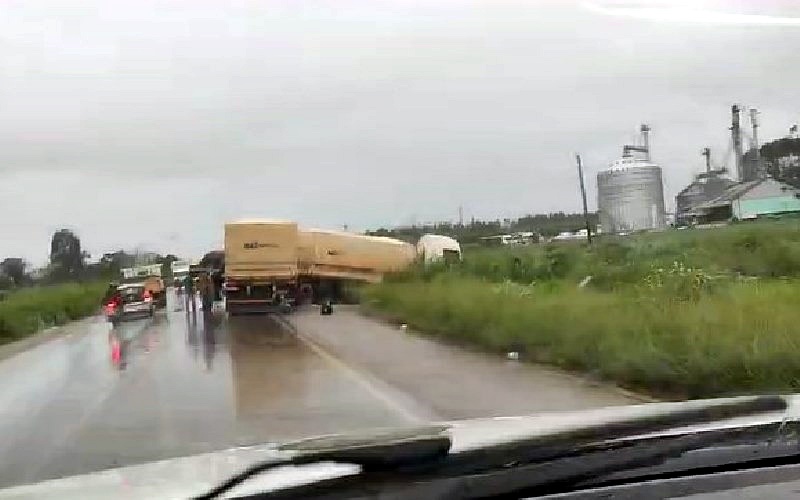 Carretas colidem frontal e os dois motoristas ficam feridos; acidente aconteceu em Itapuã do Oeste, RO