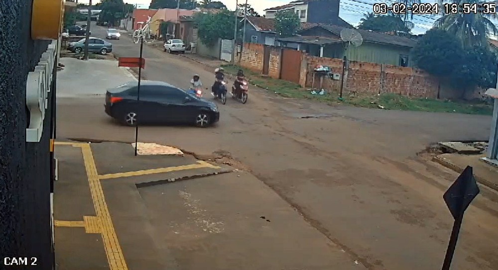 Condutor avança preferencial e atinge três motociclistas no Jardim Bandeirantes, em Cacoal, RO