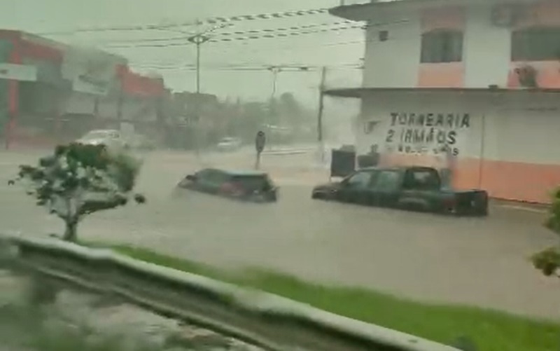 TV Suruí mostra ao vivo os transtornos provocados pelas chuvas desta quarta-feira, em Cacoal, RO