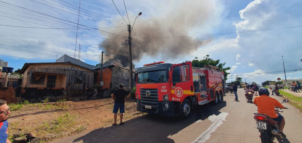 Bombeiros apagam fogo que pode ter sido ato criminoso em residência no Novo Cacoal