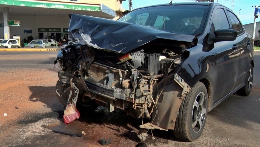 Veículos colidem forte na avenida Belo Horizonte em Cacoal, RO