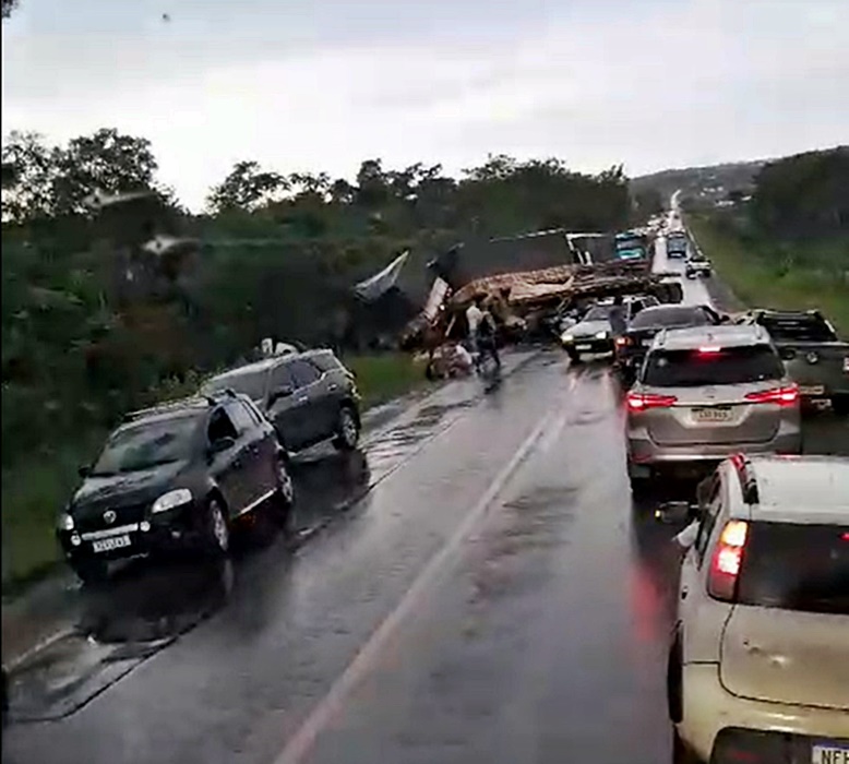 Cacoalenses ficam feridos em colisão de caminhões próximo a Vilhena, RO