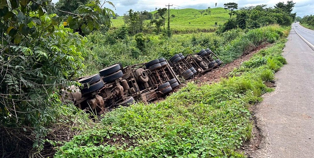 Ultrapassagem forçada pode ter provocado acidente na BR-364, em Jaru, RO