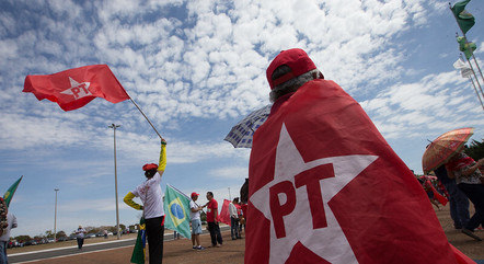 Ministério das Comunicações barra concessão de rádio e TV para o PT, e partido recorre