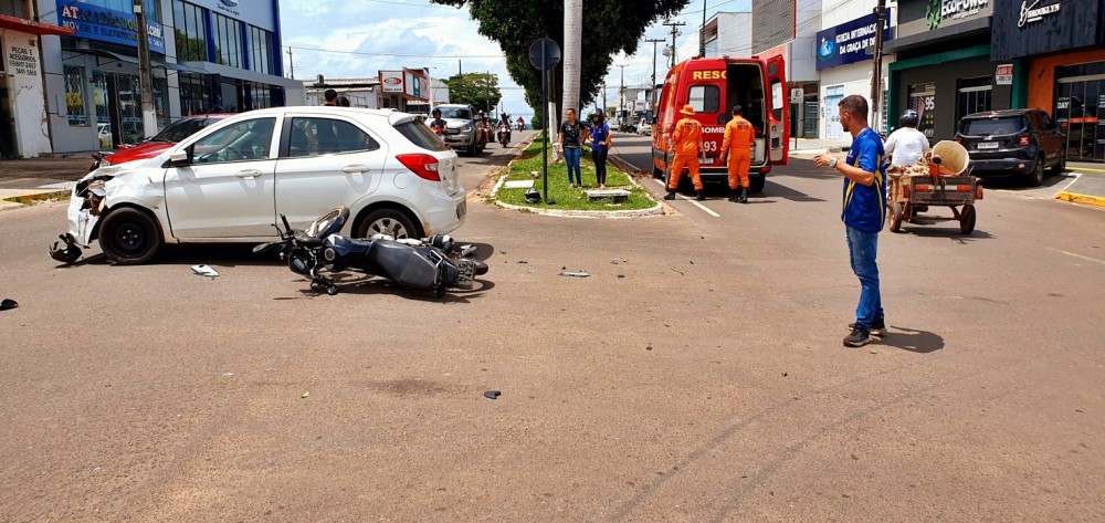 Acidente grave deixa motociclista ferido no centro de Cacoal, RO