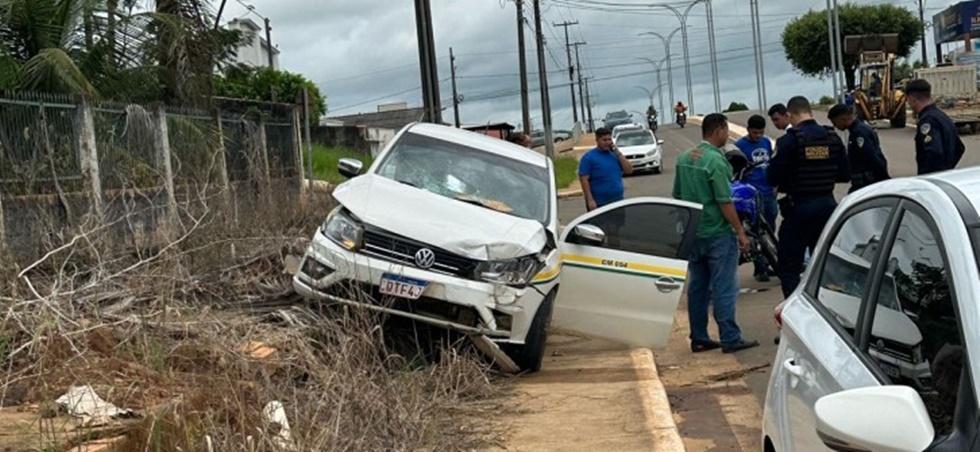 Taxista e motociclista se chocam na Florianópolis com Tiradentes, em Jaru, RO