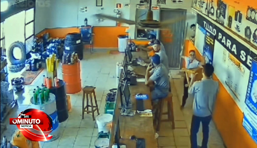Veja o vídeo da mulher que invadiu loja com pedaço de pau na mão e agrediu homem, em Colniza, MT