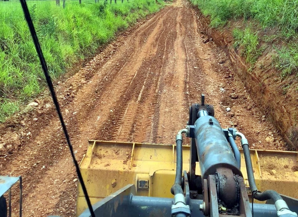 Agricultura e Obras juntas para manutenção da trafegabilidade em Alvorada do Oeste, RO