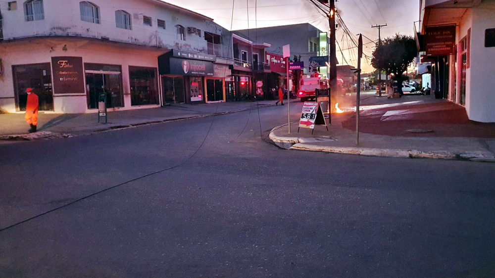 (Vídeo) Transformador de energia pega fogo e assusta jaruenses na Padre Adolpho Rohl, nesta terça-feira