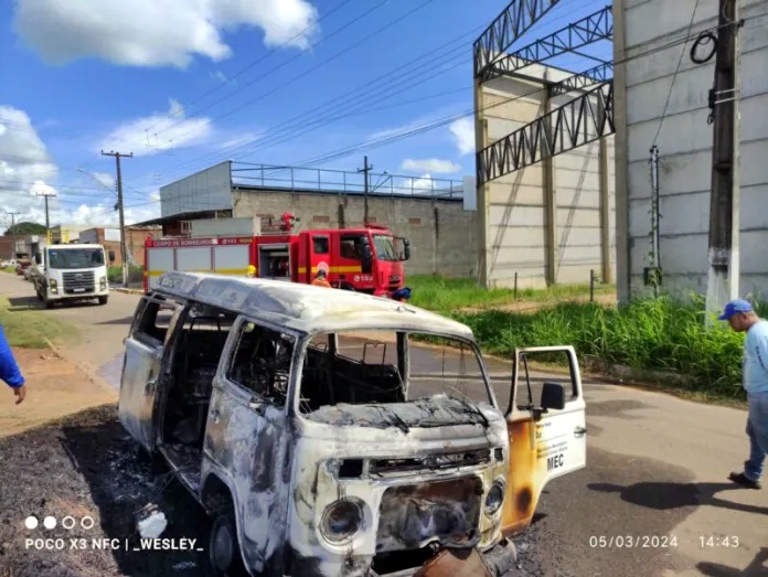 Kombi da prefeitura pega fogo após galão de gasolina tombar enquanto veículo fazia conversão; sem feridos graves
