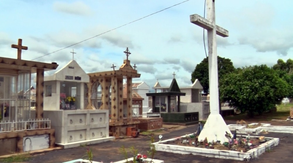 Vândalos furtam túmulos do cemitério Santo Antônio em Cacoal, RO