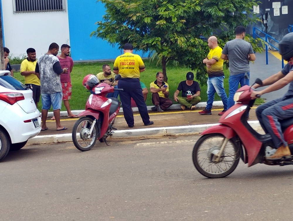 PM conduz suspeitos de roubos a taxistas e motorista de aplicativo em Jaru,RO