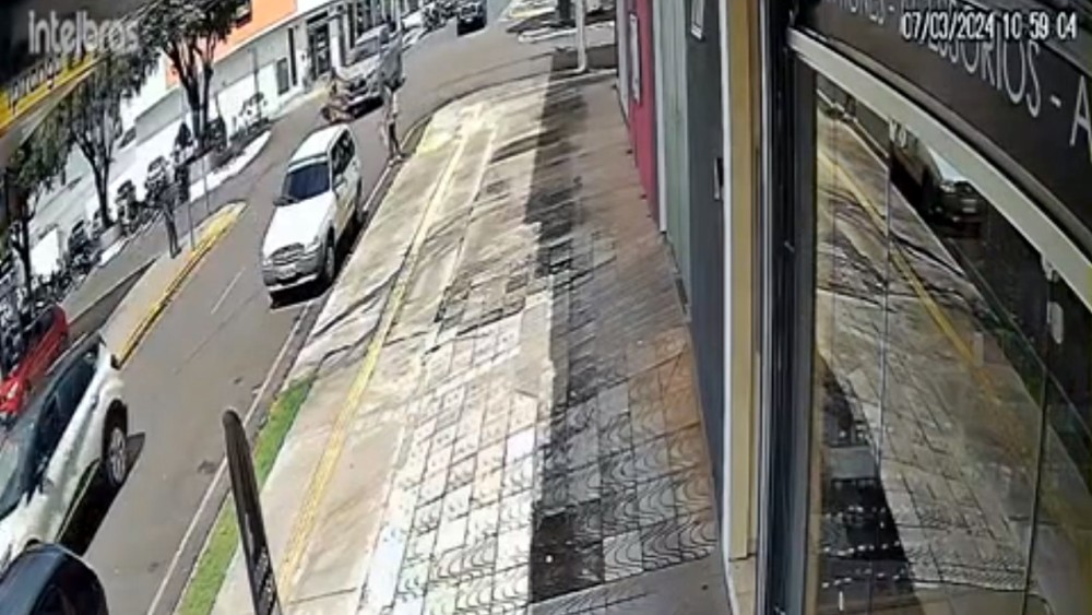 Condutor de pick-up avança sobre motoneta e foge após acidente no centro de Cacoal, RO