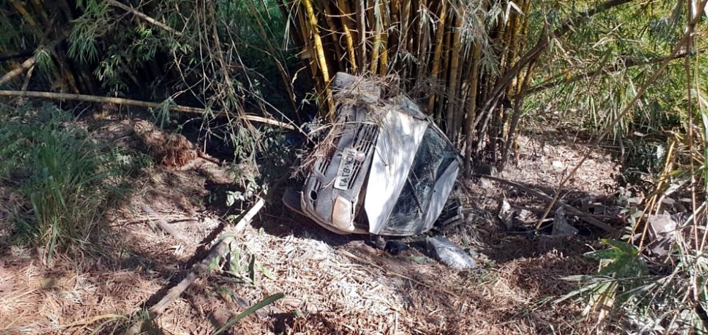 Pick-up Strada fica destruída após capotamento na BR-364, em Jaru, RO