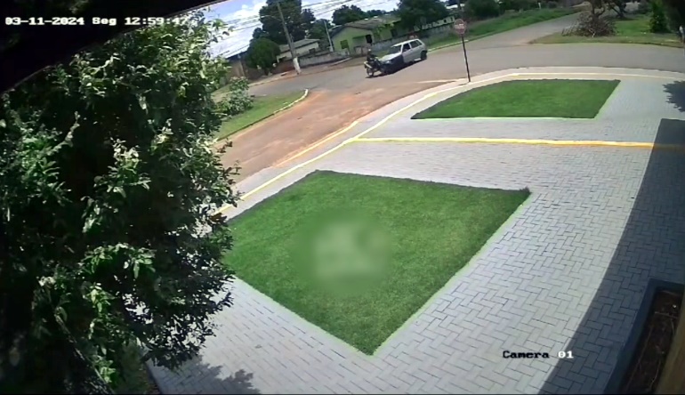 Motociclista voa por cima de automóvel que invadiu a preferencial em rua do Novo Cacoal