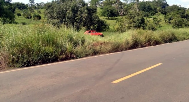 Problemas mecânicos na direção de automóvel provocou capotamento na linha 623 em Jaru