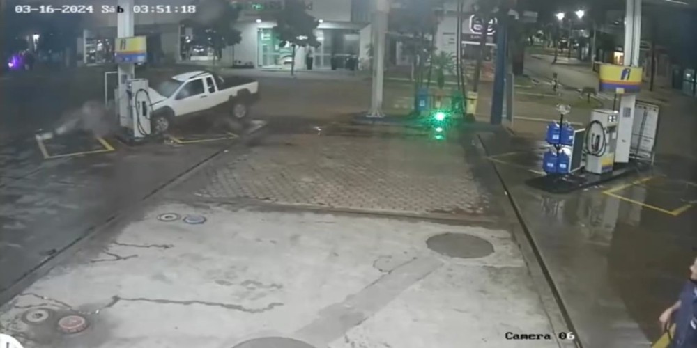 Veículo invade posto de combustível e colide em bomba de abastecimento em Ouro Preto do Oeste