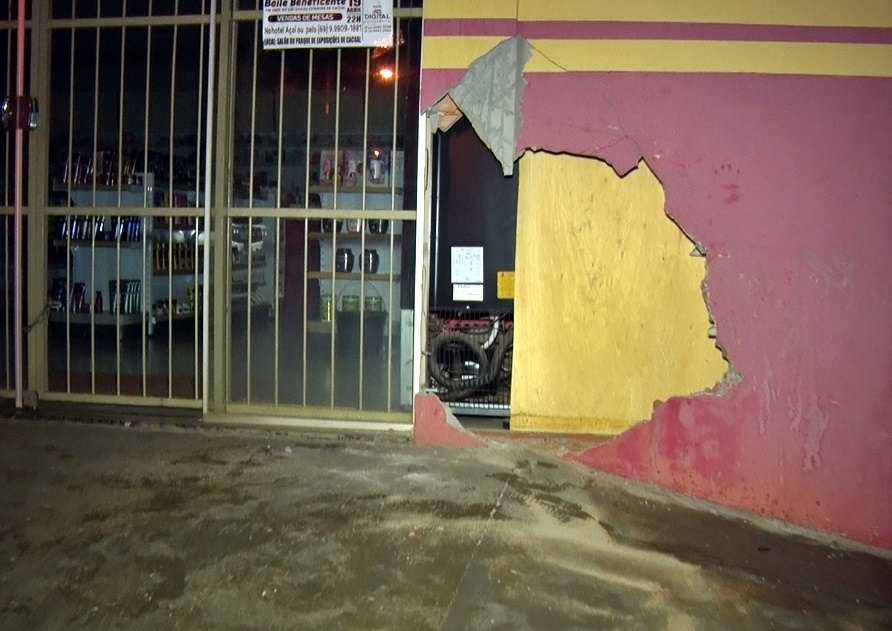 Dois ficam feridos após carro bater em parede de farmácia no Brizon