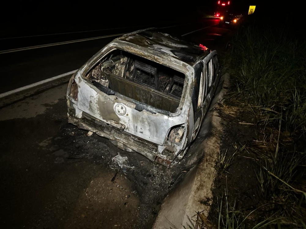 Que maldade! Veículo com problemas mecânicos é incendiado as margens da BR-364, em Jaru