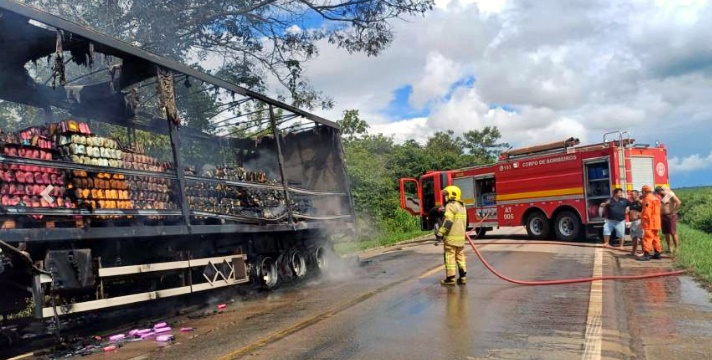 Bombeiros apagam fogo de caminhão de cargas na BR-364 em Vilhena