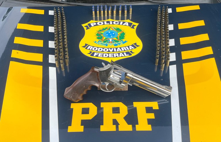 Polícia Rodoviária Federal apreende arma de fogo com motorista na BR-435