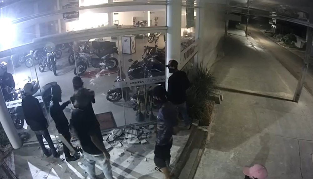 Menores podem ter sido os responsáveis pelo furto de 4 motocicletas de concessionária em Jaru, RO