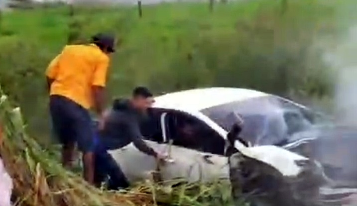 Caminhão e automóvel colidem; três pessoas ficam feridas na BR-364, em Jaru, RO