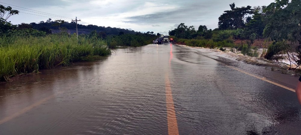Chuvas interditam trecho da BR-364 próximo a Ariquemes; PRF emite alerta