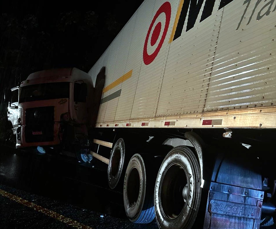 Acidente com caminhão é registrado na BR-364 próximo ao distrito do Riozinho