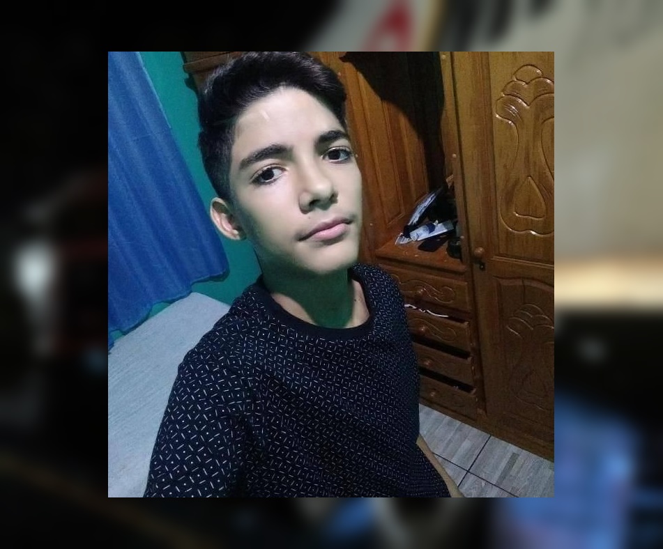 Carro com cinco pessoas capota na RO-010 e jovem de 20 anos morre, em Rolim de Moura