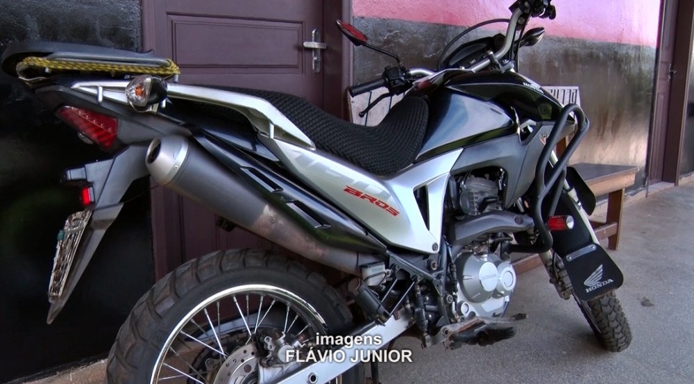 Guarnição do 4º BPM recupera moto Bros em boca de fumo no Village do Sol em Cacoal